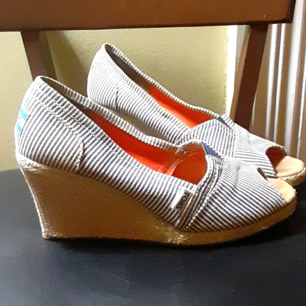 Tom's peek toe wedges